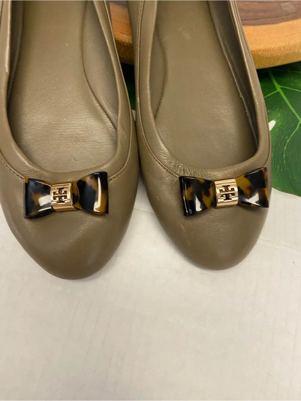 Tory Burch Olive Brown Tortoise Bow Flats